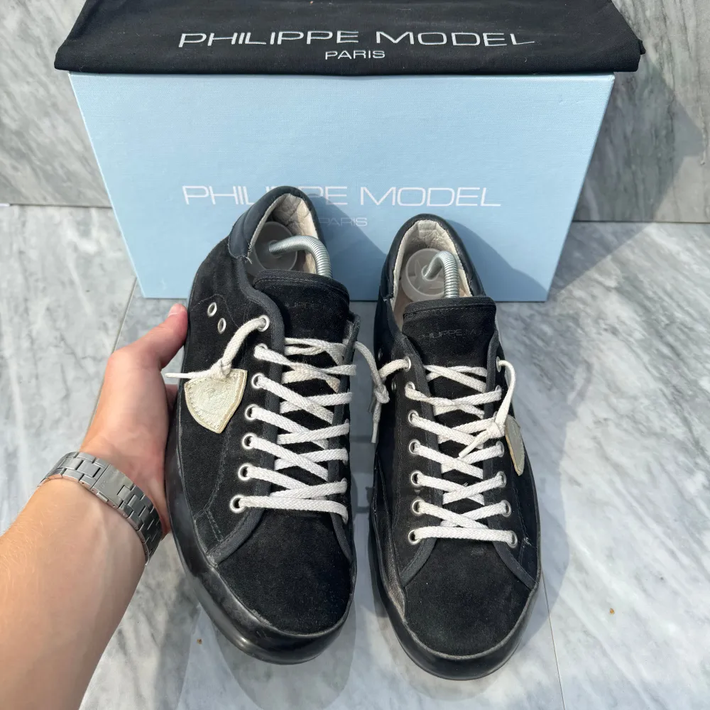 STEAL! Philippe Model sneakers | Fint skick | Sitter 0,5 storlek större | Nypris: 4000 kr | Ingår: Endast skorna | Frakt spårbart via Postnord eller Instabox, där köparen betalar | Tveka inte att höra av dig vid frågor📩. Skor.