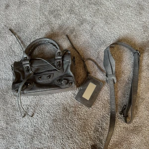 Väska - Grå snygg väska i nyskick. (inte äkta) Hör av er för frågor!!!