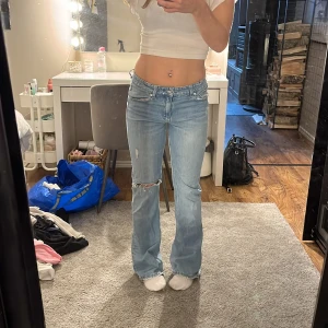 Jeans - Skit snygga jeans från Gina som inte säljs längre, low waist och bootcut, om man vill ha dom lägre kan man sy dom inga problem!, sitter jätte skönt och sitter jätte bra på! Pris kan diskuteras !