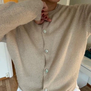 Stickad kofta - Tunt stickad kofta från zara, beige/rosa färg💕🤍