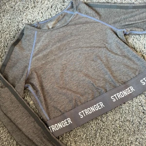 Träningströja  - Långärmad träningströja från stronger i storlek S 🙌