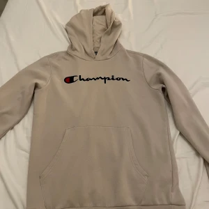 Champion hoodie - Säljer min champion hoodie då den blivit för liten. Har använts några gånger. Skick 7/10