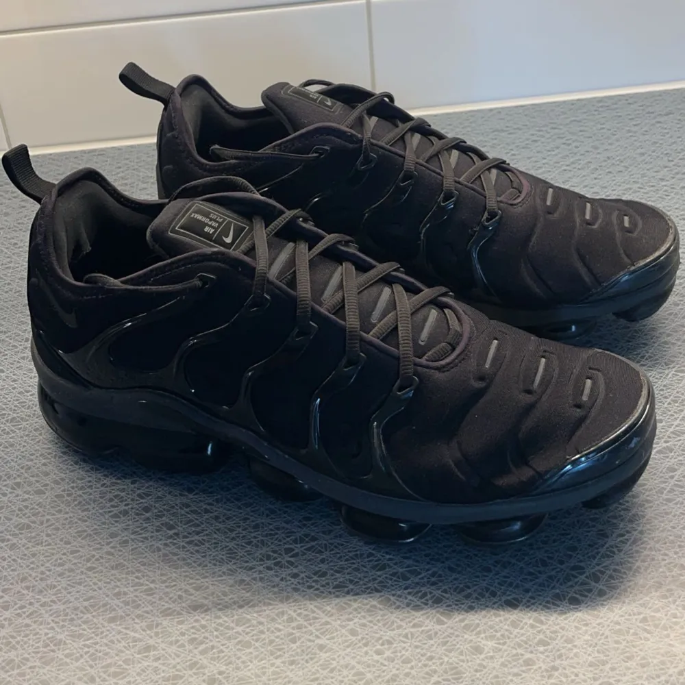 Nike vapormax i bra skick då jag ej använder dom längre och dom bara legat hemma i 1 år ish så tänker att jag säljer vidare dom då jag ej e i behov av dom. Storlek 45-46 Nypris va 2700kr . Skor.