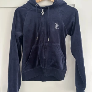 Juicy couture set  - Juicy couture set i bra skick Hoodien är i XS och byxorna i S Hör av er vid frågor!!  