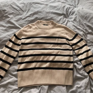 Stickad tröja, Ginatricot - Stickad tröja från Ginatricot i storlek S, endast använd ett fåtal gånger. 