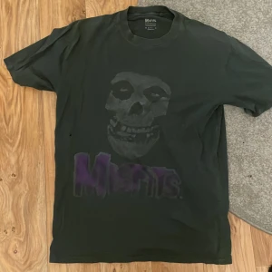 Misfits tröja - Säljer nu denna misfits tröjan då den är för oversized för mig, är storlek S men passar mer M/L, finns några få hål i baksidan och trycket har gått bort lite i tvätten