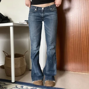 Low waist Levis jeans - Jättefina Levis jeans i modellen 529!!  Lågmidjade och utsvängda nedtill🤍 Storleken är W30 L32 Lite slitna längst ner på hälen men inget man dirket tänker på☺️  Priset går alltid att diskutera🤍