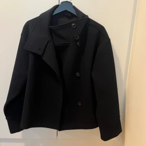 Korr kappa från gina  - Jättefin marinblå kort kappa ifrån gina tricot. Använd några få gånger så den är i väldigt bra skick. nypris: 600kr