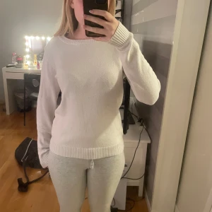 Stickad tröja vila - Perifer stickad till hösten! Knappt andvänd och är som ny🥰