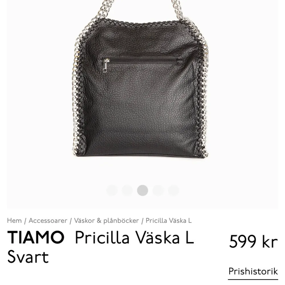 •Köpte för 600 kr  •Väskan är i nyskick  •Pris kan diskuteras vid snabbt köp  • Skriv privat innan du trycker på köp om du har intresse❣️. Väskor.