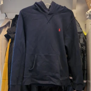 Polo ralp lauren hoodie mörkblå - En väldigt fin polo ralph lauren hoodie. Den är i väldigt bra skick och inga hål. Storlek L150-161 men passar mig som är 167