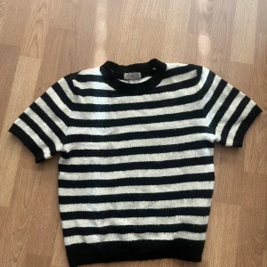 Stickad tshort - Bra skick nästan aldrig använd