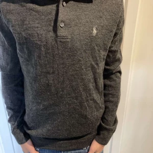 Polo Ralph lauren merino rugbytröja/långärmadpike - Tja säljer min super snygga merino rugby tröja, den är super skön och snygg. Den är i storlek S , modellen är 178 cm och väger ca 60. Ny pris ca 2000kr mitt pris 399kr. Hör av er vid frågor eller funderingar😃