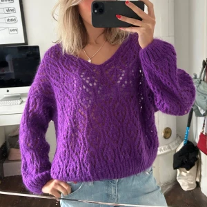 Stickad tröja - Säljer denna super snygga tröja som är köpt i en liten butik i Paris 