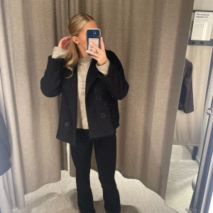 Kort kappa design by si - Säljer min väldigt fina korta kappa från design by si i svart. Köpt förra året och i väldigt bra skick. Säljer då den inte kommer till användning något mer 💕