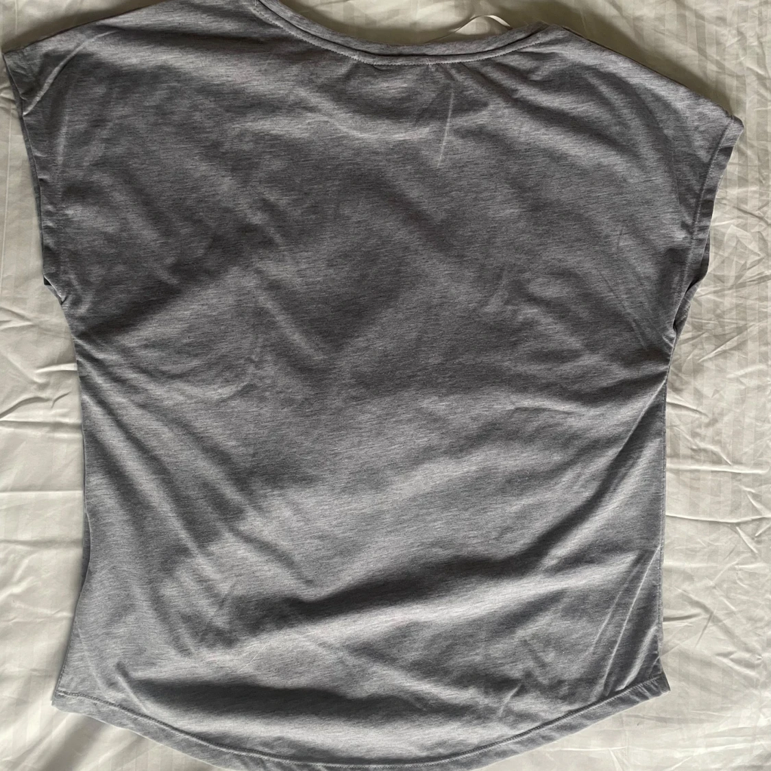 Oanvänd grå tränings t-shirt  - 2