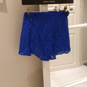 Glitterkjol - Egensydd kjol som är jättefin men passar inte. Skulle säga att den passar en 8 åring. 