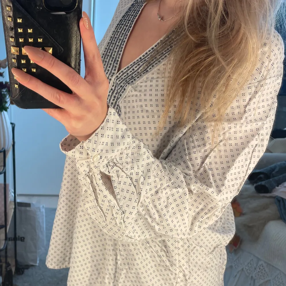 Jätte söt blus med blåa detaljer. Från HM och är i storlek 44, funkar för alla under storlek 44 om man vill ha en lite mer oversized blus (jätte fin oavsett)🩷. Blusar.