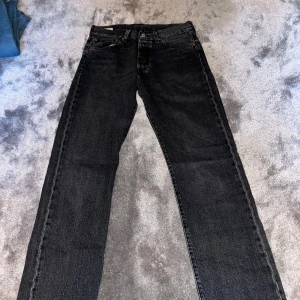 Levis - Säljer dessa 501or inga hål eller sådant