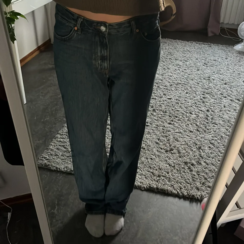 säljer dessa mörkblå baggy jeans från gina tricot! använda ett fåtal gånger, inga defekter💕 nypris 499kr. Jeans & Byxor.