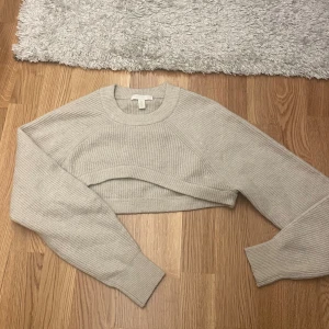 Stickat - Stickad längärmad ”bolero” oanvänd! 