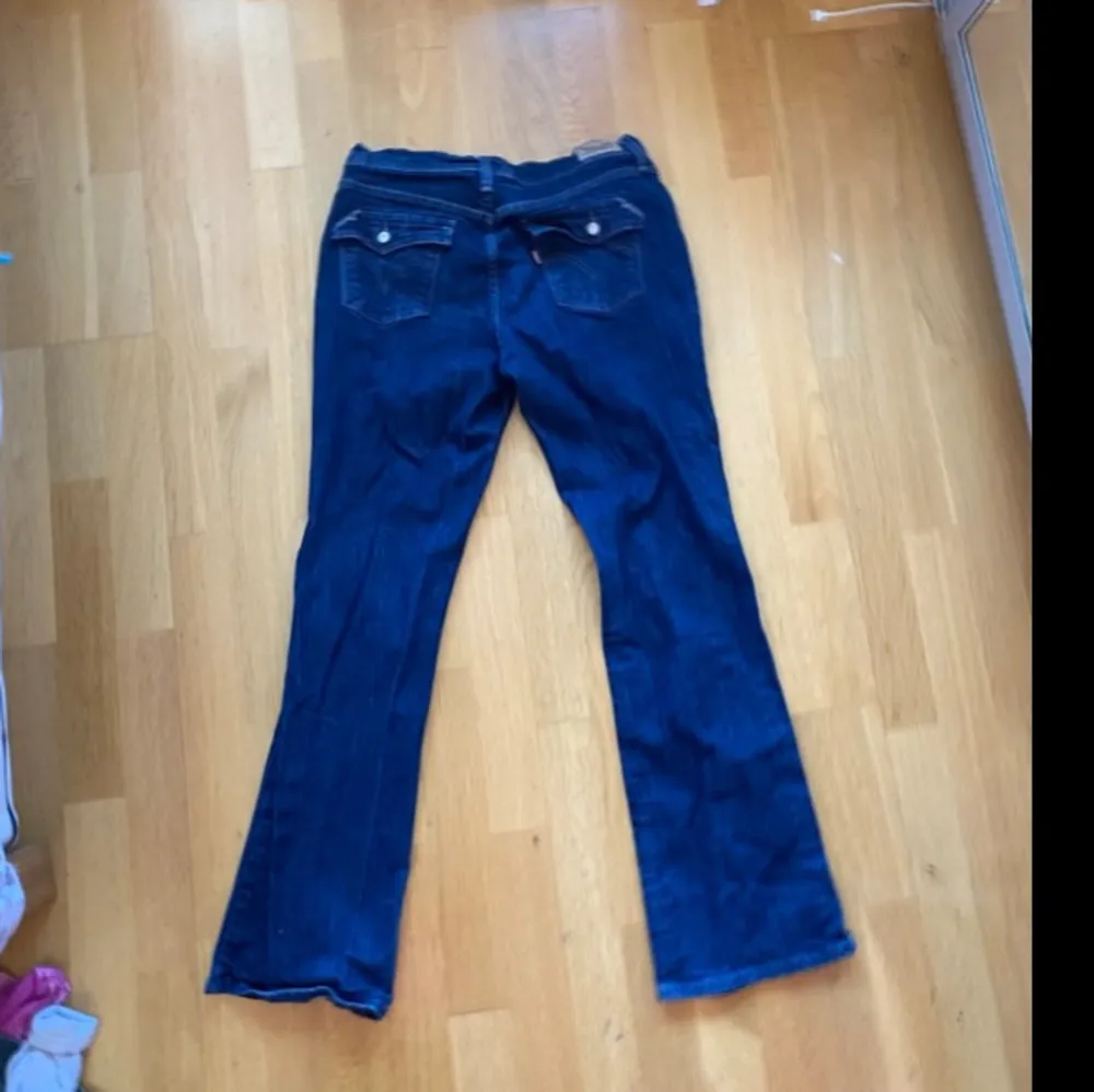 Jättesnygga lowwaist bootcut jeans från Levis med coola fickor! Säljer för att dem tyvärr blivit för korta. Midjemått: 41cm innerbenslängd: 76cm  Skriv gärna vid frågor!💕. Jeans & Byxor.