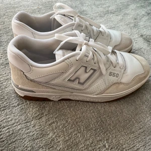 New balance 550 - New balance 550 i jätte fint skick, använda några gånger bara. Storlek 40,5 Nypris 1599