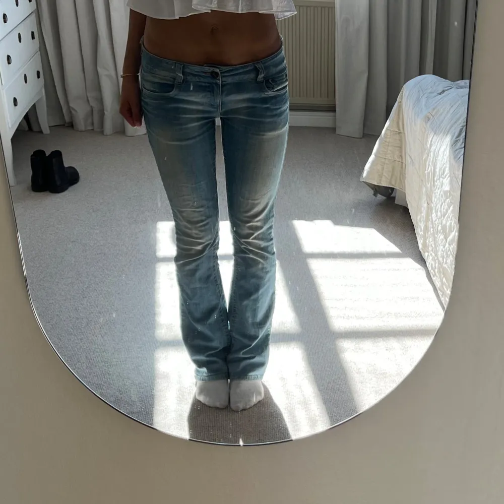 Superfina långa jeans i blå tvätt💕Jag är 174cm och använder oftast S🤗 säljer då de inte används så mycket längre🥰. Jeans & Byxor.