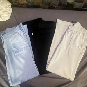 3 st juicy mjukisbyxor  - Säljer 3 st juicy mjukisbyxor från Nelly. Vita och blåa är aldrig använda men de svarta har jag använt några gånger, alla är i stl M och pris kan diskuteras. ❌står ej för frakt❌ Säljer alla 3 samtidigt ( inte separat) 
