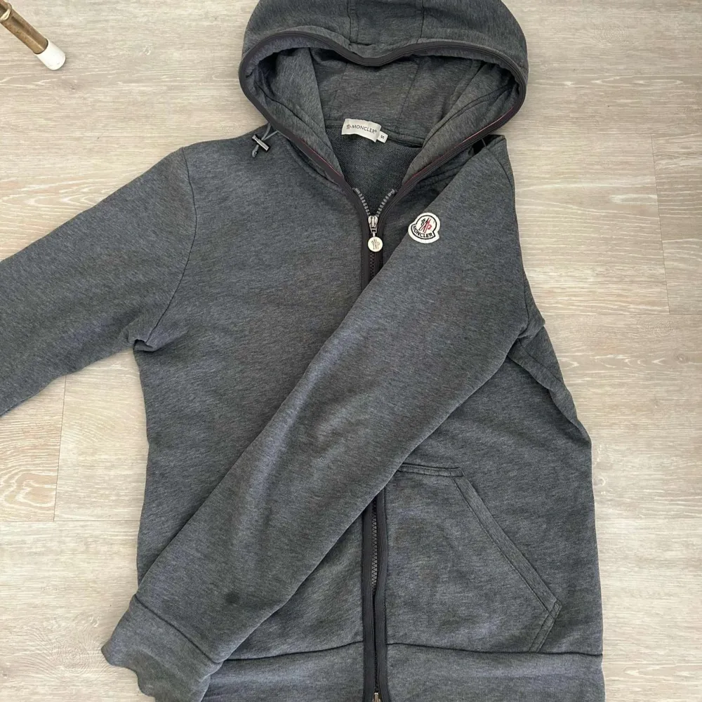 Tjena, säljer nu denna riktigt snygga moncler tröjan || Storlek:S || Cond: 9/10 || Pris:2099kr|| passa på och köp! Hör gärna av dig om du har några frågor eller funderingar. Mvh Oliver 🍾💸. Tröjor & Koftor.