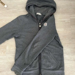 Moncler cardigan  - Tjena, säljer nu denna riktigt snygga moncler tröjan || Storlek:S || Cond: 9/10 || Pris:2099kr|| passa på och köp! Hör gärna av dig om du har några frågor eller funderingar. Mvh Oliver 🍾💸