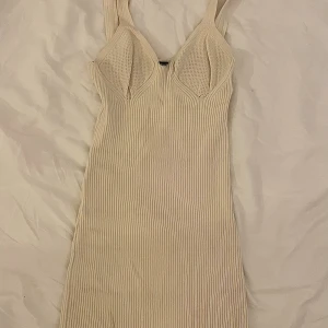 Klänning Gina tricot  - Superfin beige klänning från Gina tricot som inte säljs längre! Klänningen är i ett ribbat material och i storlek Xs, men passar även S. Pris kan diskuteras 🌸🌸