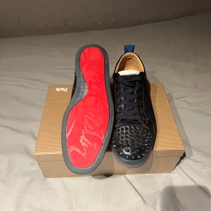 Louboutin skor - Säljer dessa Louboutin skor i str 43. Box och dustbag medföljer! Några spikar längst fram skadade men inget som märks☺️ Om du vill byta ut de medföljer också extra spikar🙌🏼 Skriv gärna ifall du har funderingar!!  Priset kan sänkas i snabb förhandling