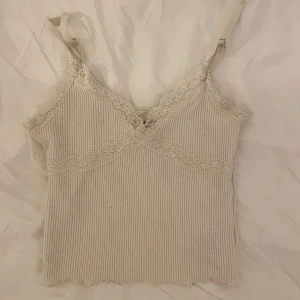 Krämvitt linne hm - Jättegulligt linne från hm i storlek xs! Linnet har supersöta spetsdetaljer och justerbara band. Knappt använt! 🌸🌸