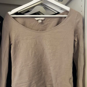 Beige HM tröja - Snygg, använd fåtal ggr, sitter bra, inga skavanker, skön