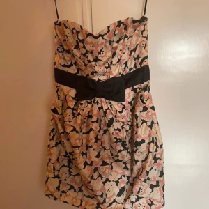 Söt klänning  - Säljer en fin klänning som aldrig är använd 