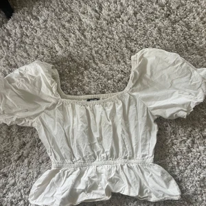Peplumtopp - Supersöt topp från Bik Bok i storlek S🤍