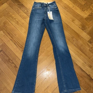 Only jeans  - Aldrig använt då jag köpte förliten storlek och har ingen only butik nära mig  Är storlek xs längd 32