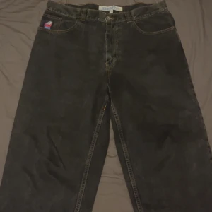 Svarta jeans från Big Boy - MER BILDER I DM!!!!Svarta baggy jeans från polar big boy. Har lite heelbite (+aura) och smått slitna därav priset. Men ändå riktigt feta.