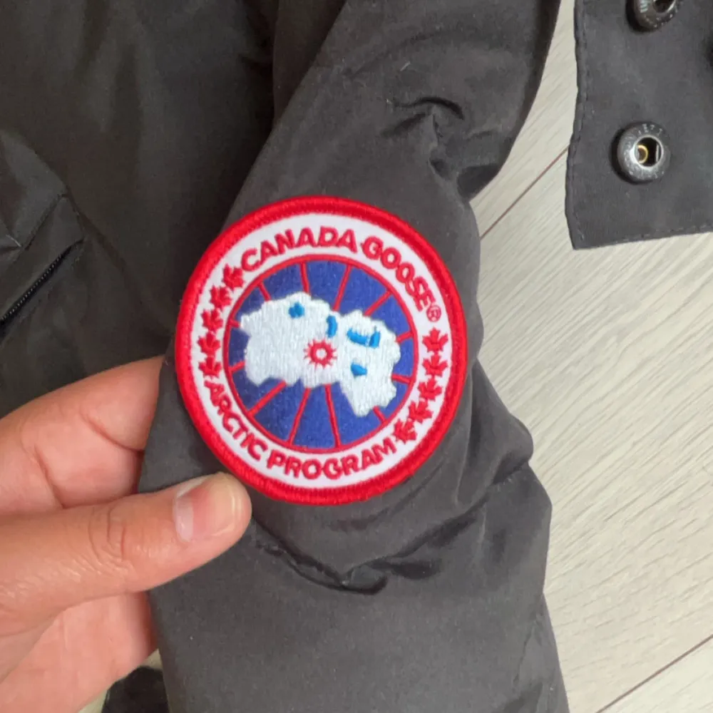 Säljer min canada goose jacka. Använd 2 vintrar inget fel på den. Storlek S. Finns päls på den som man kan lägga på.. Jackor.