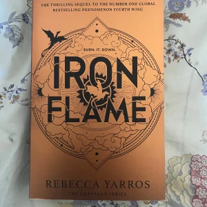 Iron flame - Den är som helt ny i skicket! Boken är på engelska😊