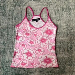 70tals blommigt y2k linne - Super snyggt linne med klassiskt 70-taps mönster av förstorade blommor 🌸 vintage men i bra skick💖 sitter jättebra💓  känn er fria att komma med bud om ni vill 🎀 