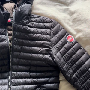 COLMAR JACKA  - Bra skick inga defekter alls, använder inte längre. Den är svart men brun inuti. Köptes för 2300kr. Pris går att diskutera 