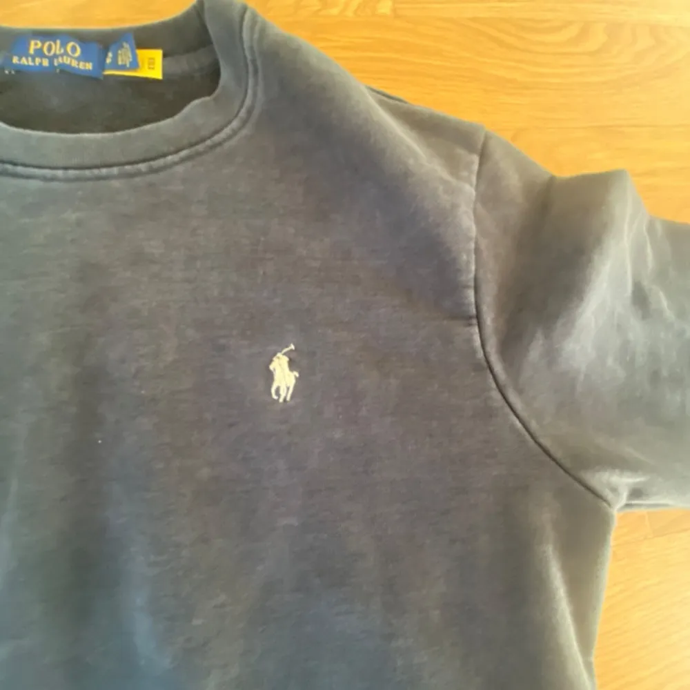 Säljer denna helt nya polo ralph lauren tjöja pga att den inte kommer till användning, tröjan har som en solblekt färg, storleken är small.. Tröjor & Koftor.