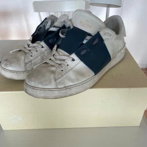 Valentino opens - Tja! Säljer nu mina valentino opens marinblå, skicket är kanske 6/10 i nuläget men går att rengöra! Köptes på plick så osäker på om de är äkta.