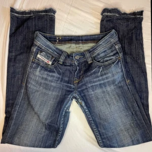 Diesel jeans  - Säljer mina fina diesel Jeans!💖 som är perfekt lågmidjade, den är i fint skick bara att nedre delen vid byxan är det sytt in bra med ett annat tyg. Jag är 161cm lång. Storlek 30-32. Vid fler bilder skriv eller om du har några funderingar💗