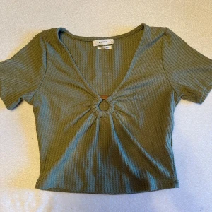 cropped topp - jättefin t-shirt liknande tröja. den har superfina detaljer och jättebra kvalité på tyget. använd 1 gång. storlek xs. säljer eftersom den inte kommer till användning. 