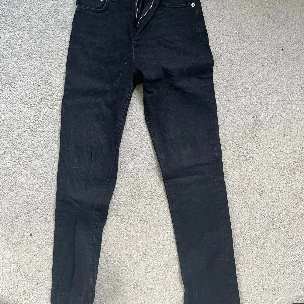 Så fina zara jeans med slits nertill och bootcut. I fint skick och inte använda någon gång!. Jeans & Byxor.