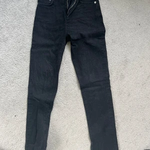 Zara jeans - Så fina zara jeans med slits nertill och bootcut. I fint skick och inte använda någon gång!
