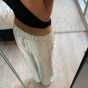 Sköna linnebyxor köpte här på Plick  -  Sköna vita linnebyxor som passar lite oversized. Jag är ca 168 cm lång och de passar perfekt på mig. Jag är de lys men man kan alltid ha dem högre upp. Aldrig använda. Helt nya. Inget slitage. Köpte det för 500 kr. Pris kan diskuteras!!!!!❤️🤗